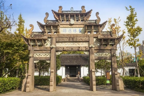 Donglin Academy & Wuxi Temples: Private Day from Shanghai