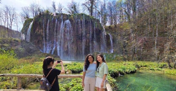 Zagreb: Plitvicer Seen & Rastoke – Tagestour zum Wassermühlendorf