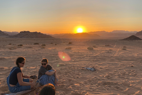 瓦迪拉姆日落吉普之旅：贝都因晚餐与星空观测瓦迪拉姆日落吉普之旅，含贝都因晚餐与星空观测