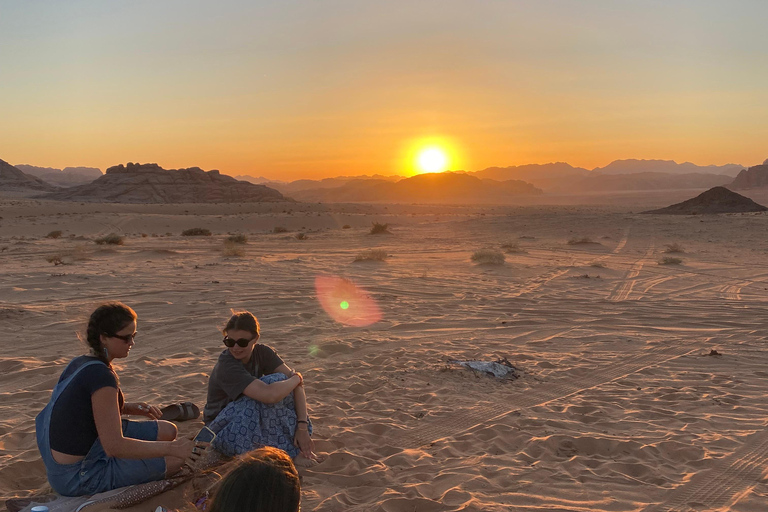 瓦迪拉姆日落吉普之旅：贝都因晚餐与星空观测瓦迪拉姆日落吉普之旅，含贝都因晚餐与星空观测