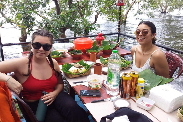 Sigiriya to Trincomalee: Kayaking & Floating Restaurant Tour