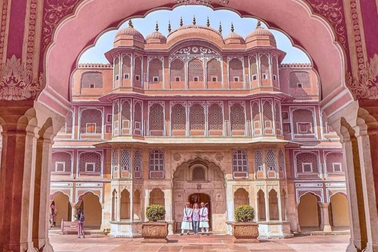 Jaipur: tour privato di lusso di un&#039;intera giornata con guida in auto.