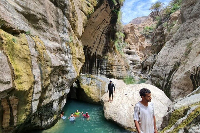 Escursione privata di un giorno a Wadi Tiwi, Fins Beach e Bimmah SinkholeEscursione di un giorno a Wadi Tiwi, Fins Beach e Bimmah Sinkhole