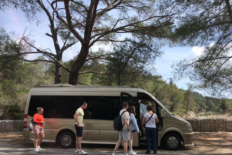 Rodi: Gita guidata in autobus al villaggio di Lindos e alle Sette Sorgenti