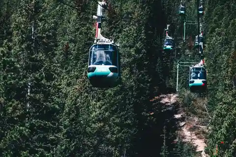 Banff: Hot Spring, Gondola, Three Lakes & Wildlife Tour