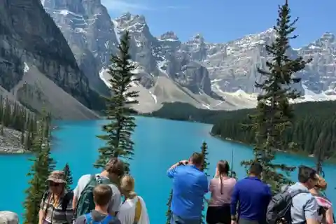 Banff. Moraine, Lake Louise ,Emerald & Johnston Canyon tour