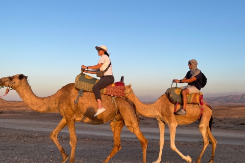 Dîner sous les étoiles du désert d'Agafay, balade à dos de chameau et quadDîner magique au coucher du soleil sous le désert Agafay commence