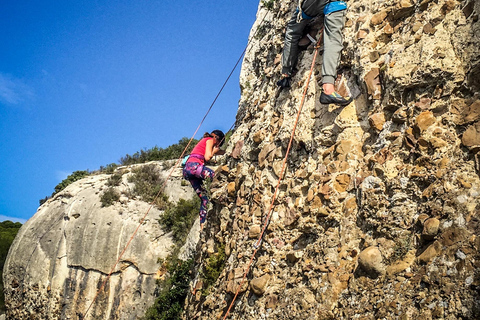 Wspinaczkowa sesja odkrywcza w Calanques w pobliżu MarsyliiWspinaczkowa sesja Discovery w Calanques w pobliżu Marsylii