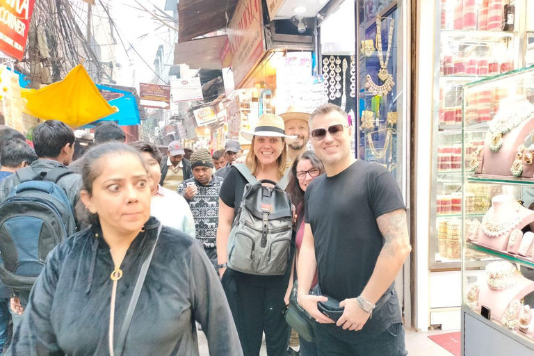 Mercado nocturno y comida callejera en Delhi (medio día, guiado por mujeres)Mercado de día y comida callejera en Delhi (medio día, guiado por mujeres)