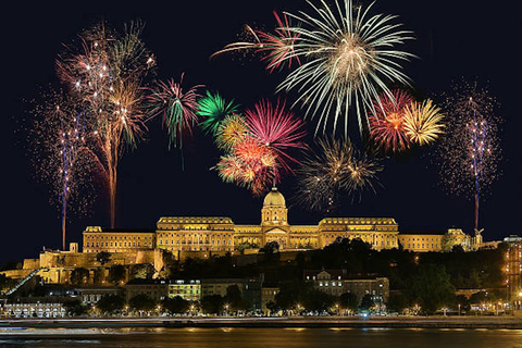 Budapest: Fireworks Dinner Cruise with Drinks Budapest: Fireworks Dinner Cruise with Drinks