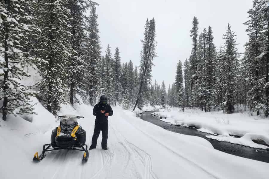 Island Park: Ganztägiger Schneemobilverleih. Foto: GetYourGuide