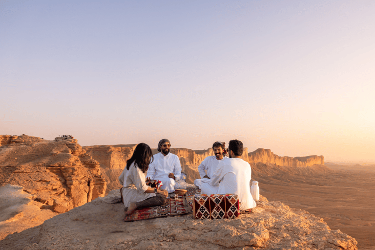 Riyadh: Edge of the World &amp; Keshta Tour