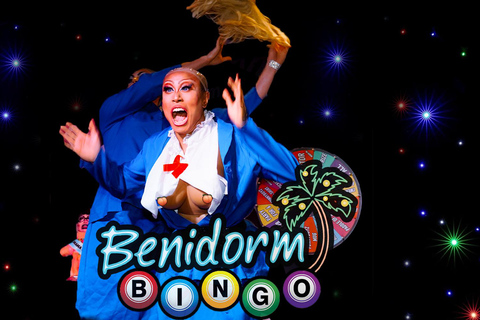 Manchester: Kabaretowe show FunnyBoyz Benidorm BingoSzklanka napoju gazowanego i fotel