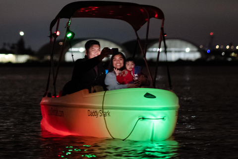 San Diego: Nächtliches Date auf dem glühenden Tretboot mit Blick auf Downtown