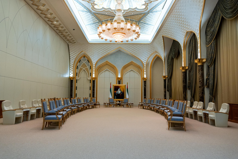 Explore Abu Dhabi: 2-Day Cultural Journey from DubaiShared Tour in Spanish