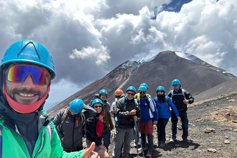 Szczyt Etny 3300 m n.p.m.: Trekking na aktywnym wulkanieSzczyt Etny 3300 m n.p.m.: Trekking po aktywnym wulkanie