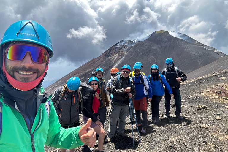 Szczyt Etny 3300 m n.p.m.: Trekking na aktywnym wulkanieSzczyt Etny 3300 m n.p.m.: Trekking po aktywnym wulkanie