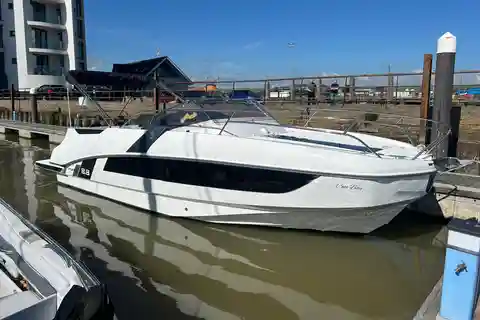 Brighton: Beneteau Flyer Sundeck Private Charter