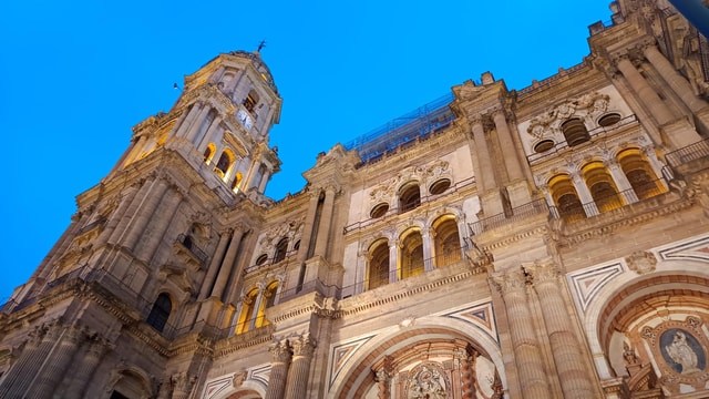 From Granada: Full day Málaga Christmas City & Castle Tour