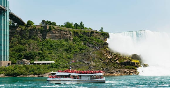 Von Toronto: Niagarafälle + Weingut, Bootsfahrt und Mittagessen optional