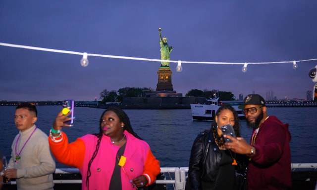 NYC: Caribbean Vibes Yacht Party with DJ and Drinks