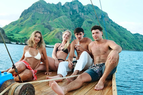 Labuan Bajo: Komodo Full Day Tour Luxury Boat Sunset Cruise Komodo Tour Luxury Boat (No Drone and GoPro Underwater)