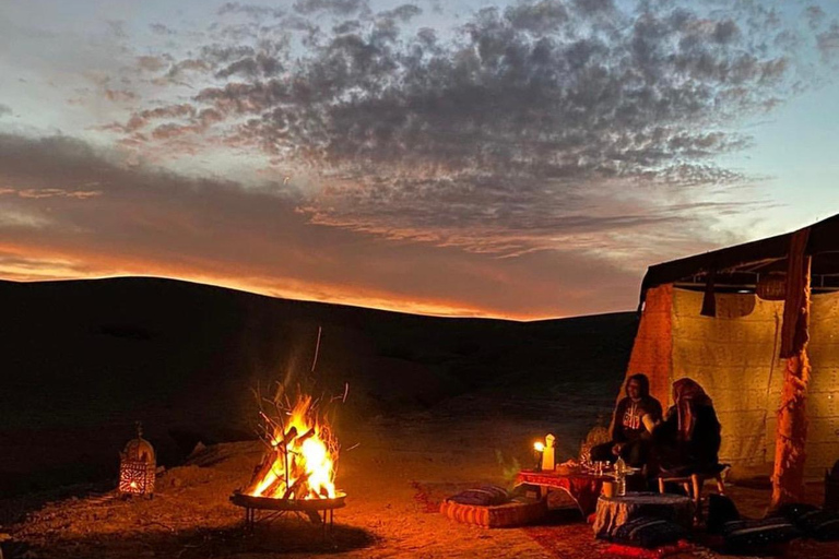 Diner in de Agafay-woestijn in Berber Camp met zonsondergang en sterren