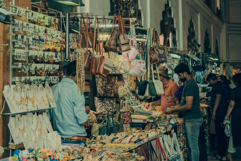 Delhi : expérience de visite guidée shopping avec une experte féminineVisite guidée exclusive d'une jounée complète avec une guide féminine