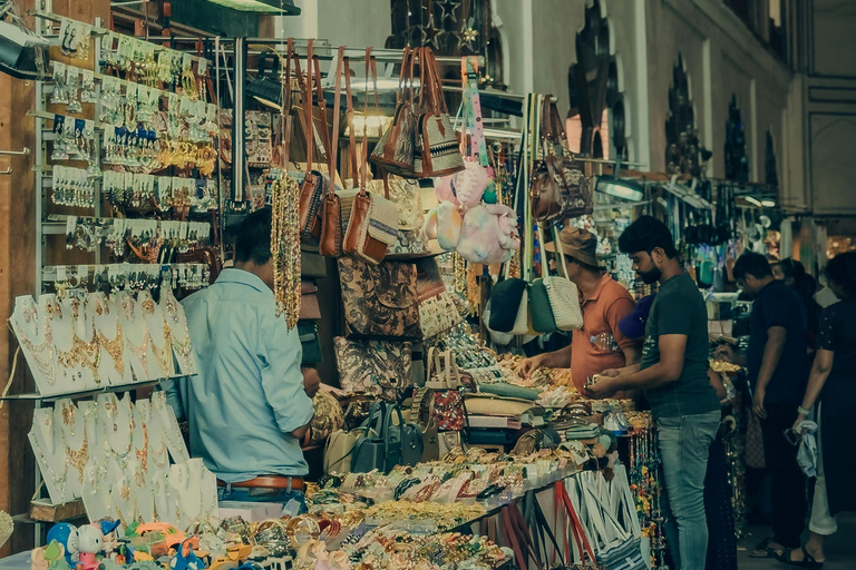 Delhi : expérience de visite guidée shopping avec une experte féminineVisite guidée exclusive d'une jounée complète avec une guide féminine