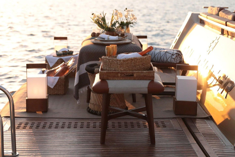 Ibiza: Crociera con colazione su uno yacht a tema James Bond