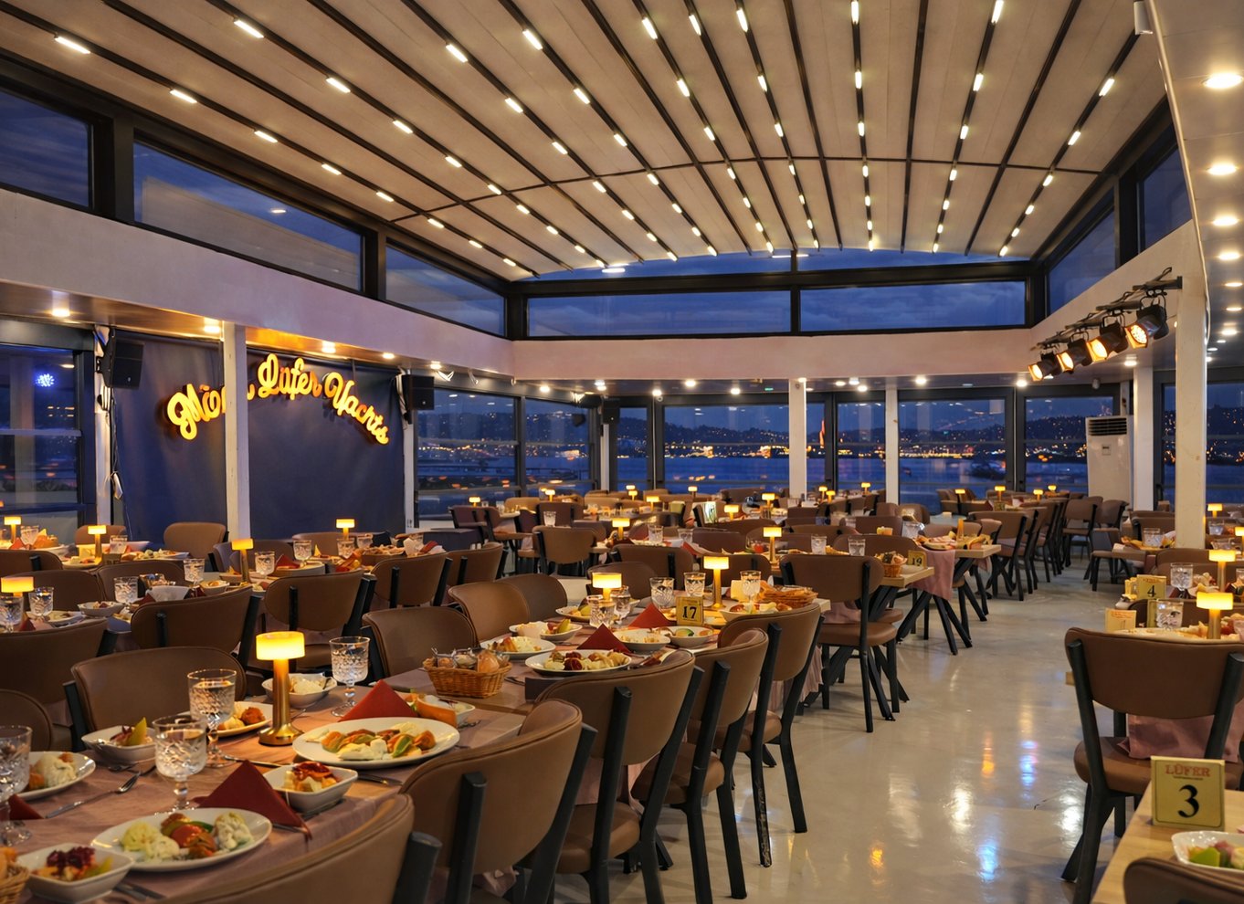 Istanbul: Bosporus-middagscruise og show med privat bord