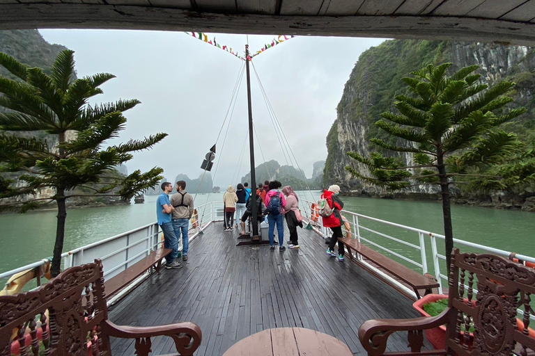 Depuis Hanoi : Croisière dans la baie d&#039;Halong avec déjeuner et transferts