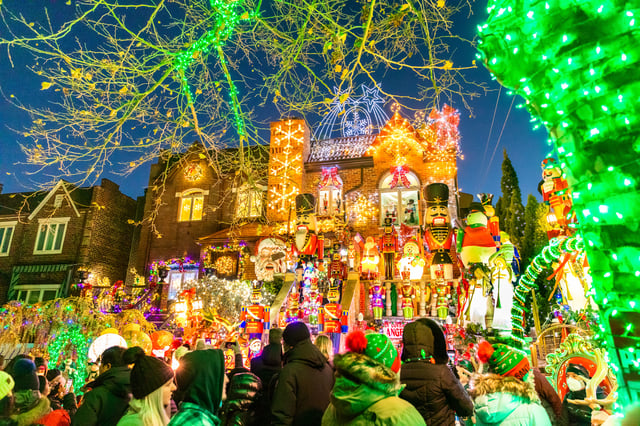 Von Manhattan aus: 4-stündige Dyker Heights Holiday Lights Bus Tour