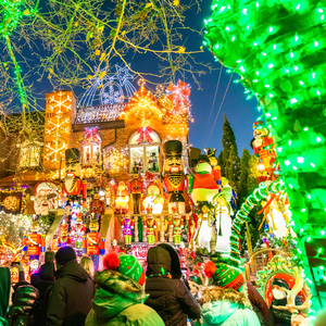 From Manhattan: 4-Hour Dyker Heights Holiday Lights Bus Tour