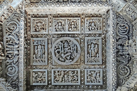 Da Bengaluru: Tour privato di Sravanbelgola, Belur e HalebiduTour privato di un giorno da Bengaluru a Hassan