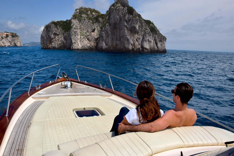 Von Sorrento aus: Positano & Amalfiküste Kleingruppentour mit dem BootAb Sorrent: Bootstour in kleiner Gruppe nach Positano & Amalfiküste