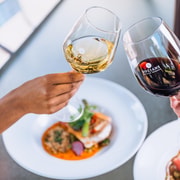 Auckland: Small Group Kumeu Wine Tour with Lunch