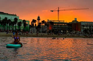 Barcelona: Sonnenuntergang: Paddelsurf-Ausflug + Lehrer + Fotos