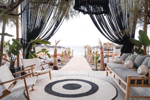 Perivol Beach: zonnebankervaring bij FortyOne Bar RestaurantSet van 2 ligbedden met handdoeken, 1 fles prosecco/wijn en fruit