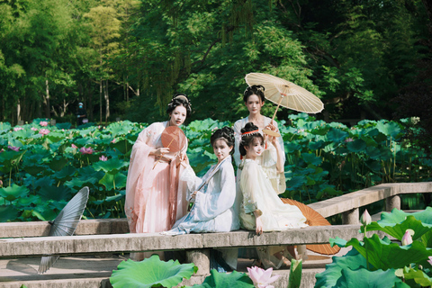 Hangzhou: Hanfu Portrait Shoot at West Lake 1-hour photoshoot