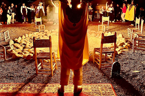 Marrakech: Kamelridning i Agafay-öknen, pool, middag, show.Agafay-öknen med kamelridning, pool, middag och show.