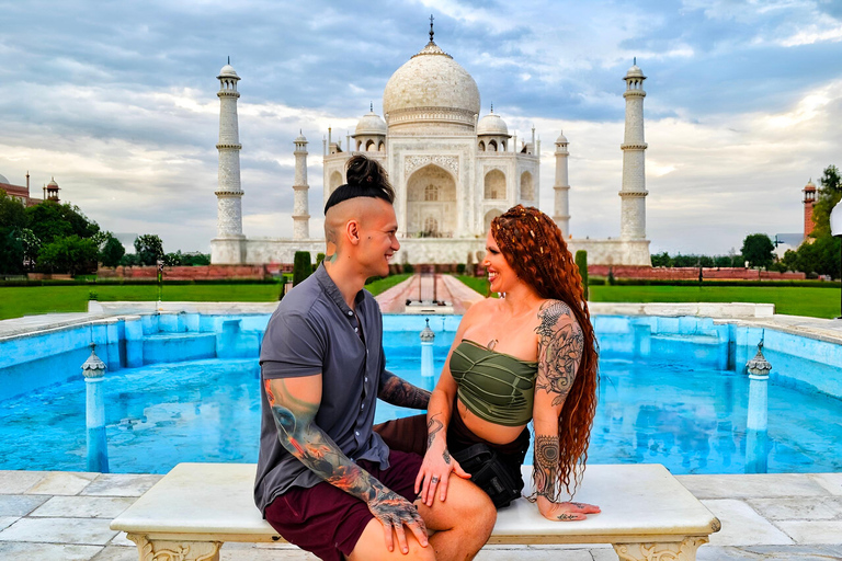 Tour con todo incluido al Taj Mahal al amanecer, el Fuerte de Agra y el Baby TajDesde Delhi: excursión con conductor con aire acondicionado, guía y ticket de acceso.