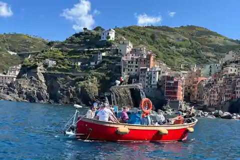 Riomaggiore: Tour delle cinque terre con sosta per nuotare e vino locale