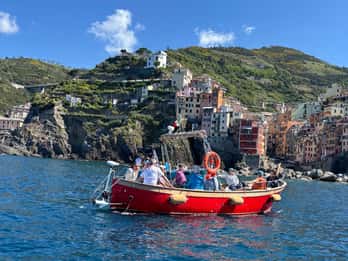Riomaggiore: Five Lands tour with swimming stop and local wine