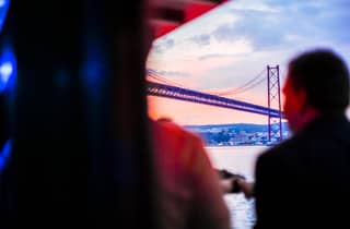 Lissabon: Disco Night Cruise mit DJ und Open Bar