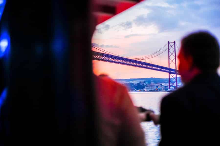 Lissabon: Disco Night Cruise mit DJ und Open Bar. Foto: GetYourGuide