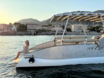 Nizza: Tour privato al tramonto su una barca ad energia solare