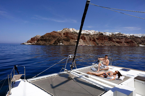 Santorin: Luxuriöse Caldera-Kreuzfahrt mit Essen & GetränkenLuxuriöse Bootsfahrt bei Sonnenuntergang