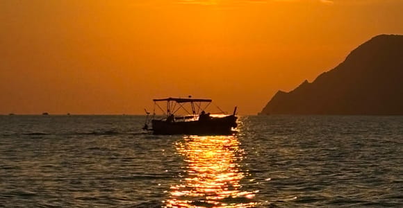 Vernazza - Cinque Terre: Sunset Boat Tour with Aperitivo