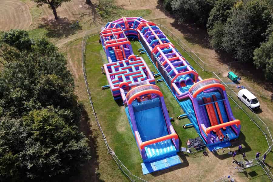 Abenteuer-Session für Familien im Inflatable Land West London. Foto: GetYourGuide